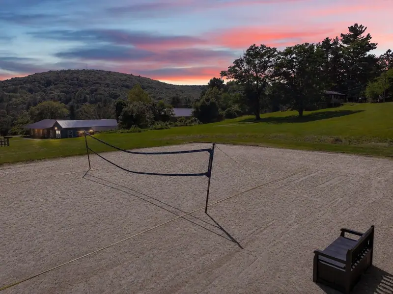 Have fun playing beachvolley or beach tennis