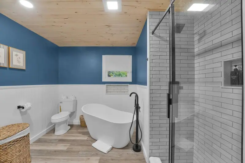 Freestanding soaking tub