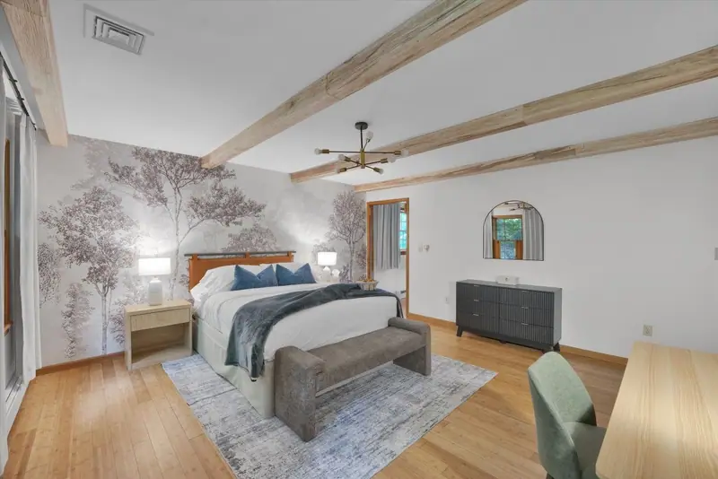 Bed 1 (queen + ensuite bathroom)