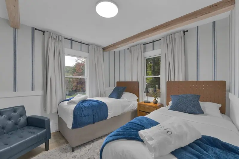 Bedroom 2 with two twin beds