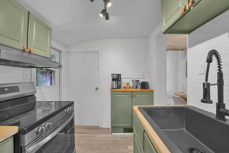 A fully equipped kitchen makes preparing breakfast, snacks and family dinners effortless.