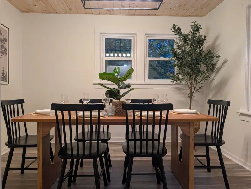 Six seats, big windows and leafy plants. Gather round for long, lazy breakfasts.
